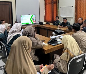 rapat tim sosmed 1